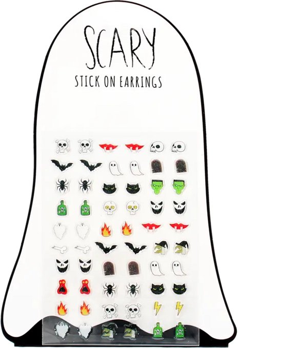 Autocollants de boucles d'oreilles sur le thème d'Halloween : crânes, chauves-souris, araignées, fantômes, citrouilles et plus encore sur un présentoir en forme de fantôme.