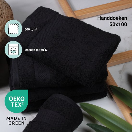 Zwarte handdoek van 50x100 cm, op een bamboe rek. Specificaties: 500 g/m², wassen tot 60°C. Gecertificeerd OEKO-TEX.
