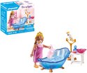 Prinses met een roze jurk en kroon, die water in een blauwe badkuip giet, naast een papegaai en accessoires.