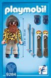 Playmobil skiër met baard, skibril, gele jas met luipaardprint en beige broek, inclusief ski's, stokken en blauwe wanten.