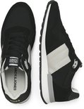 Zwarte lage sneakers met witte en grijze strepen op de zijkant en een witte zool. Het Jack & Jones logo staat op de tong.