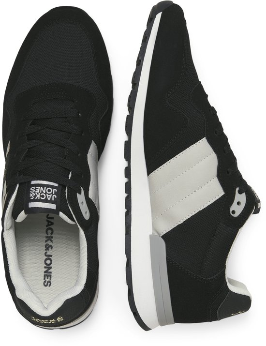 Zwarte lage sneakers met witte en grijze strepen op de zijkant en een witte zool. Het Jack & Jones logo staat op de tong.