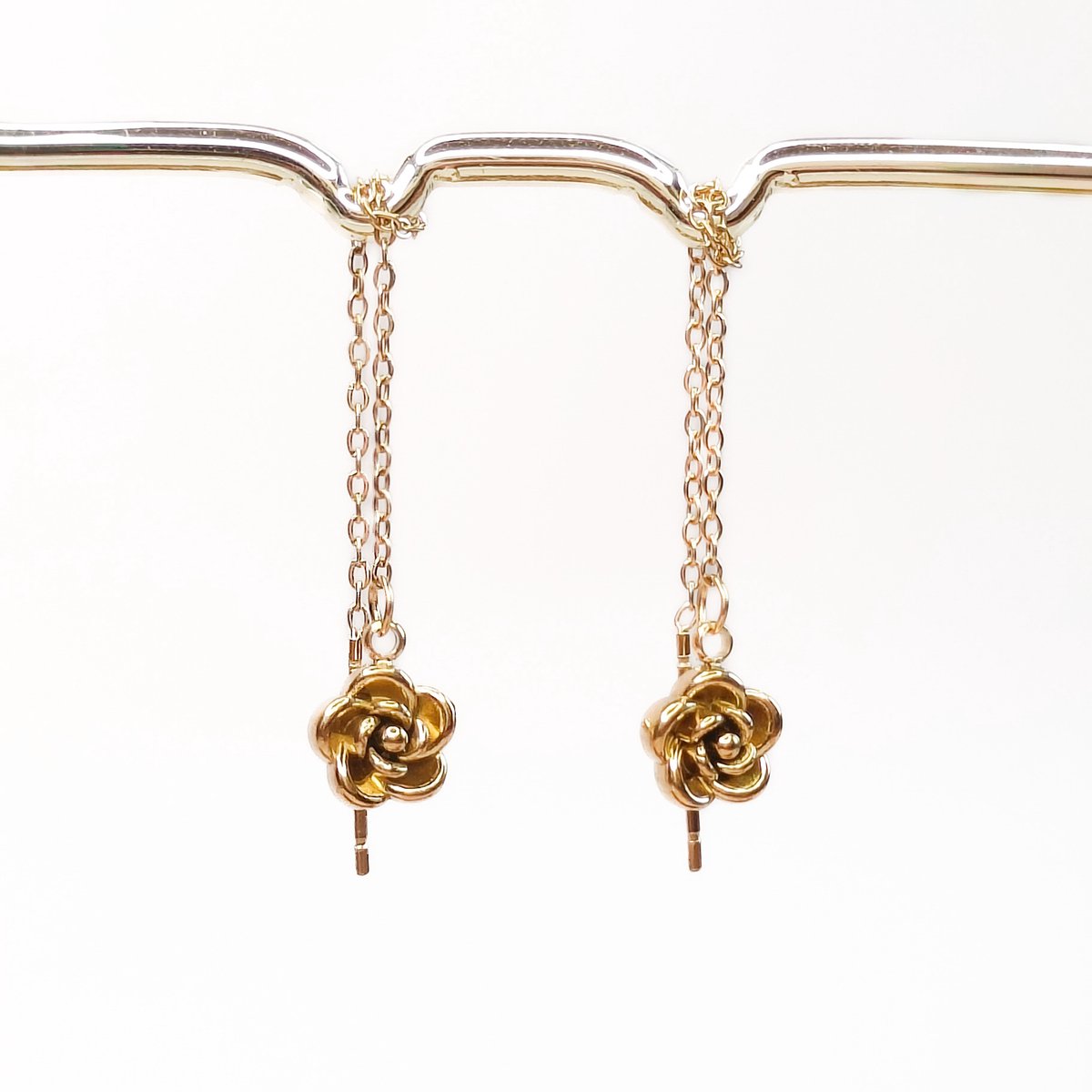 Ava & Imber | Tiny Rosula Threader Oorbellen Goud | Doortrekoorbellen Rozen Klein | Damesoorbellen Klein Roosje Threaders Subtiel | Minimalistische 18k PVD Gecoat Stainless Steel Oorbellen