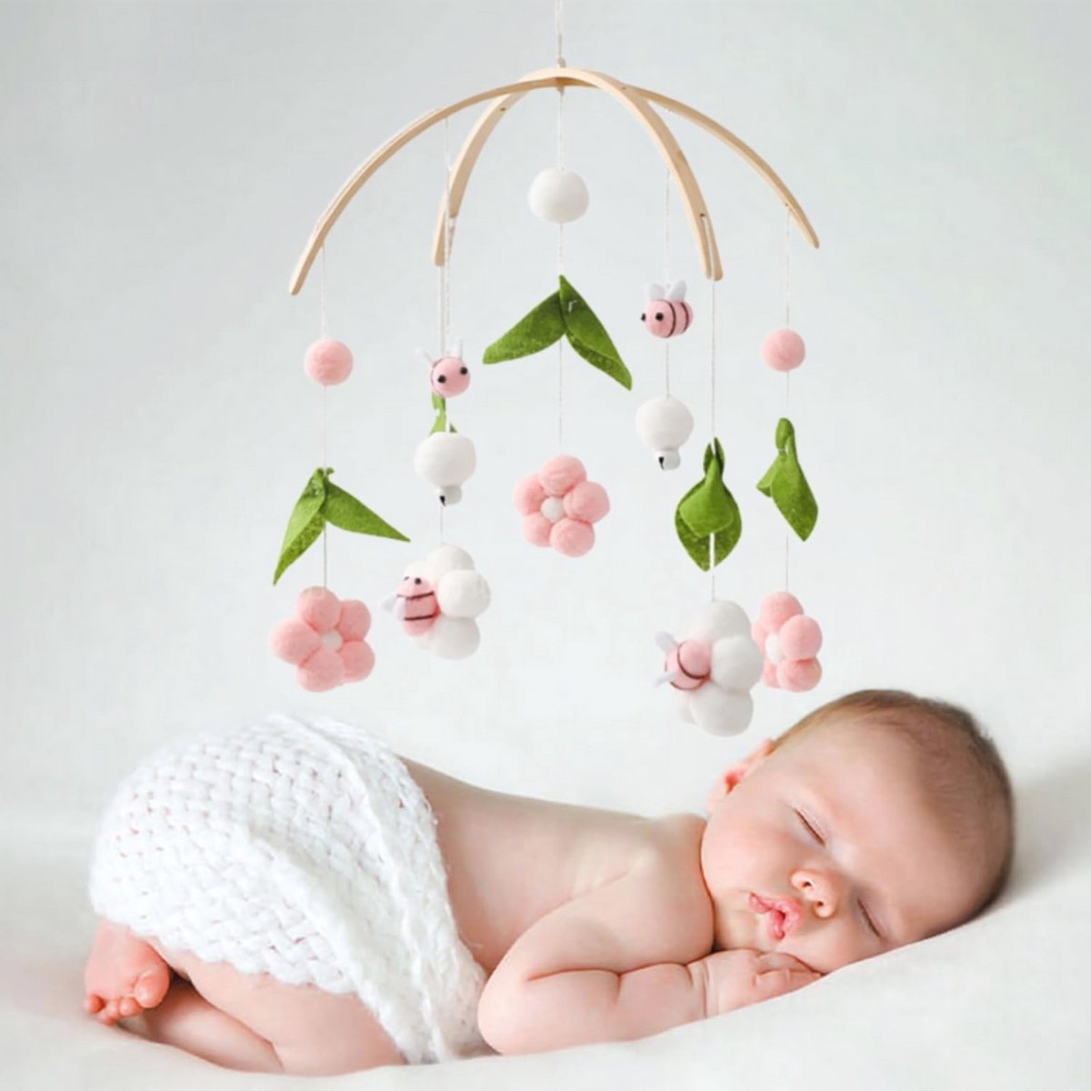 Mobiele baby windgong met vilten ballen - 3D bloemen - bedbel hanger voor babybed - kinderbed decoratie