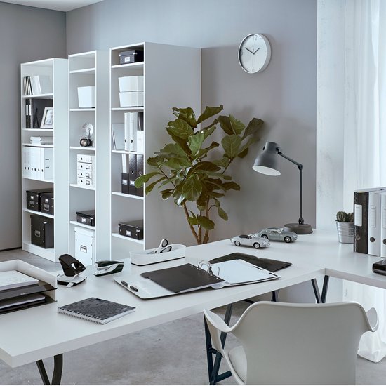 Bureau-opstelling met een witte tafel, archiefkasten, plant en diverse kantoorbenodigdheden.