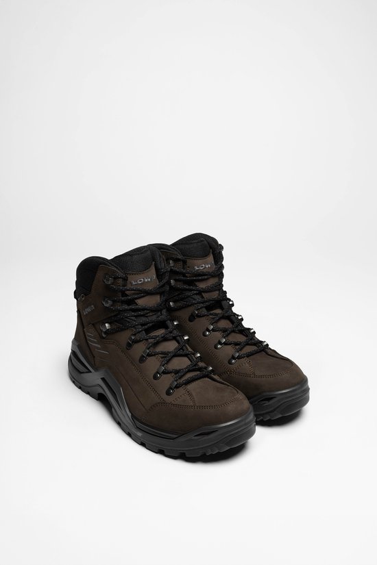 Paar bruine Lowa Renegade EVO GTX Mid wandelschoenen op witte achtergrond.