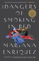 Boekomslag voor 'The Dangers of Smoking in Bed' met een vrouw op de grond, bedekt met blauw laken, bloemen in haar hand.