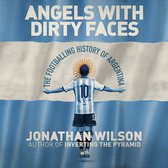 Boekcover 'Angels With Dirty Faces': De voetbalgeschiedenis van Argentinië, met een voetballer in Argentijns tenue op de achtergrond van de Argentijnse vlag.