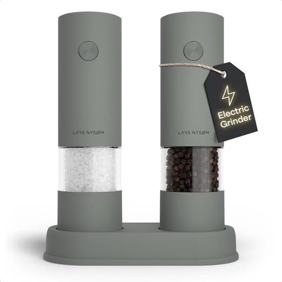 Grijze elektrische zout- en pepermolens van LARS NYSØM op een standaard, met een label om de molen.