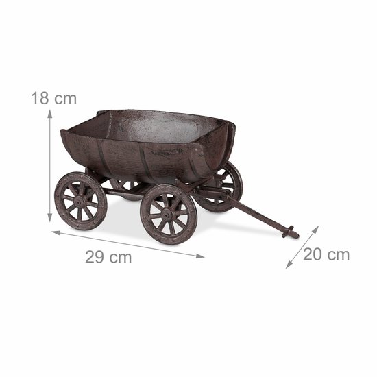 Bruin metalen wagentje met vier wielen en een dissel. Afmetingen: 29x18x20 cm.