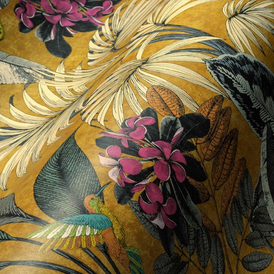 Papier peint jaune jungle avec palmiers, fleurs et un colibri, détaillé.