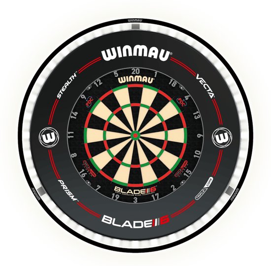 Winmau Blade 6 dartbord met Triple Core technologie, omringd door de Winmau Pro Line Surround. Het bord heeft rode, groene en beige secties met zwarte cijfers.