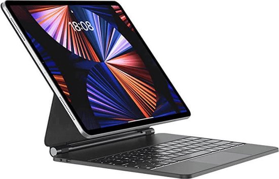 Zwart toetsenbord met trackpad en een tablet met toetsenbordhoes, magnetisch bevestigd.
