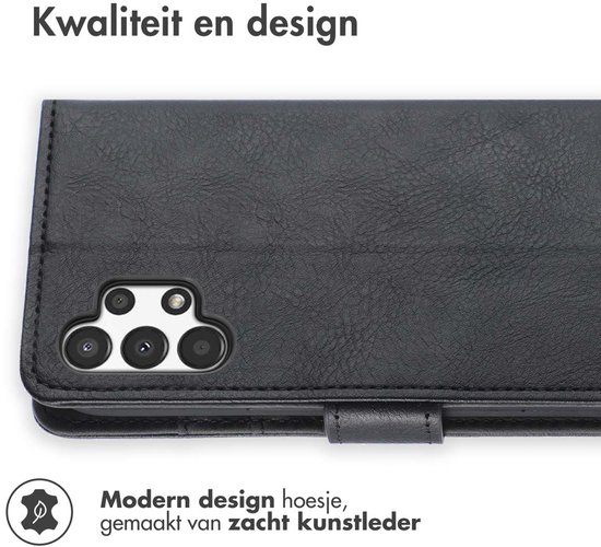 Zwarte boekhoes, gemaakt van zacht kunstleder, voor telefoon met camera-uitsparing.