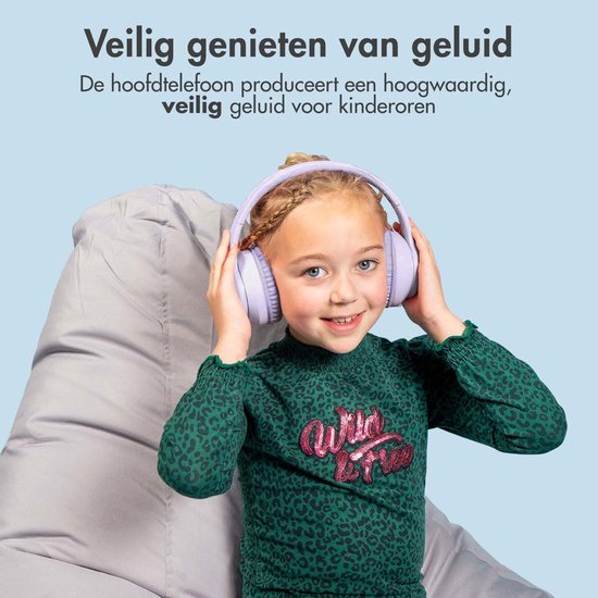 Een jong meisje met een glimlach draagt een paarse koptelefoon.