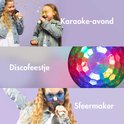 Twee lachende meisjes met spijkerjasjes en sterrenbrillen zingen in microfoons. Een discobol straalt in felle kleuren.