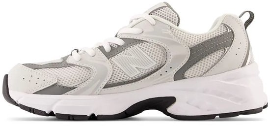 Grijze New Balance sneaker met witte zolen, witte veters en logo.
