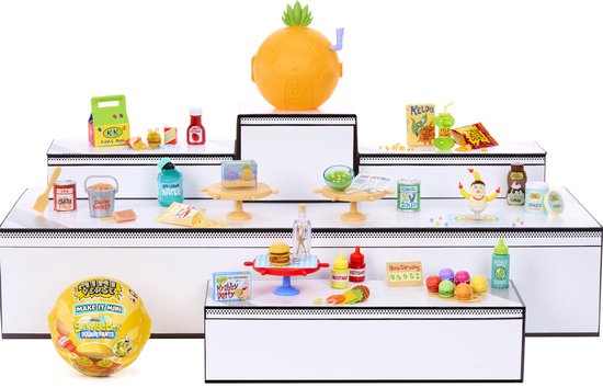 Miniverse SpongeBob display met diverse miniaturen, waaronder 'Krabby Patty', 'Kelp Shake', 'Kelp Chips', en een ananasvormige doos.