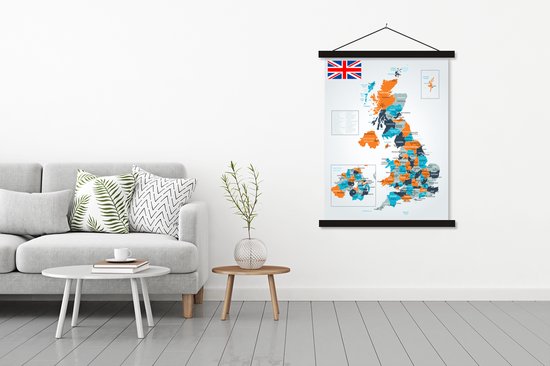 Een poster met een kaart van het Verenigd Koninkrijk in oranje en blauwe tinten, opgehangen aan de muur naast een grijze bank.