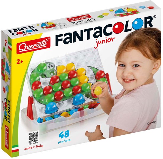 Doos Quercetti FantaColor Junior met een meisje dat een gele knoop vasthoudt. Mozaïek van een groene slang. Leeftijd 2+.