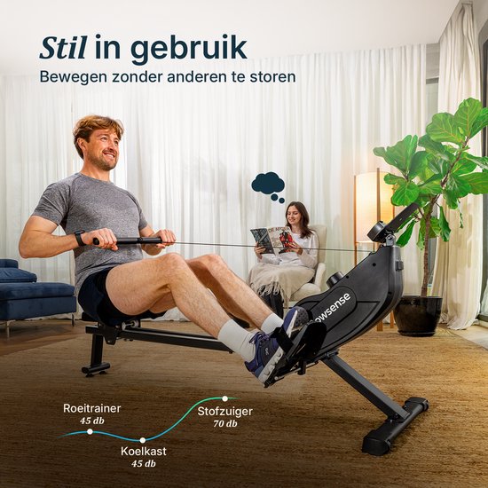 Man op zwarte roeitrainer in woonkamer, vrouw leest op bank. Geluidsniveau 45 db.