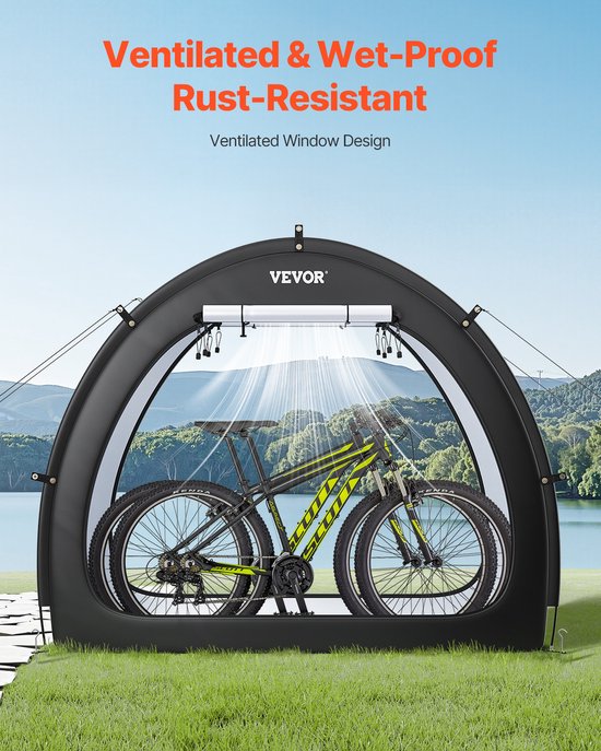 Zwarte VEVOR fietsenstaltent met een fiets erin, geplaatst op een grasveld aan het water. Geïllustreerd met waterstralen.