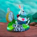 Witte konijn met bril en klok, met de tekst 'I'm Late, I'm Late'.
