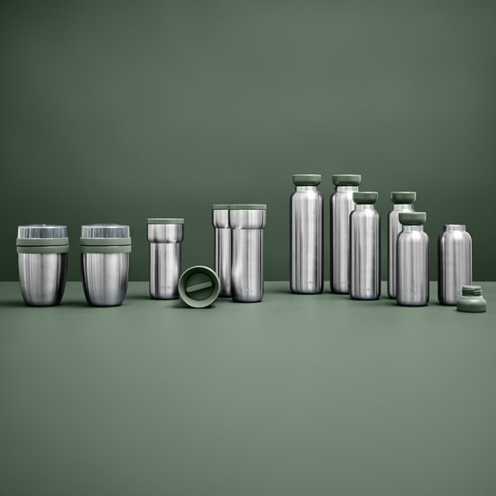 Collection de pots à lunch et de bouteilles en acier inoxydable avec des couvercles verts sur fond vert.