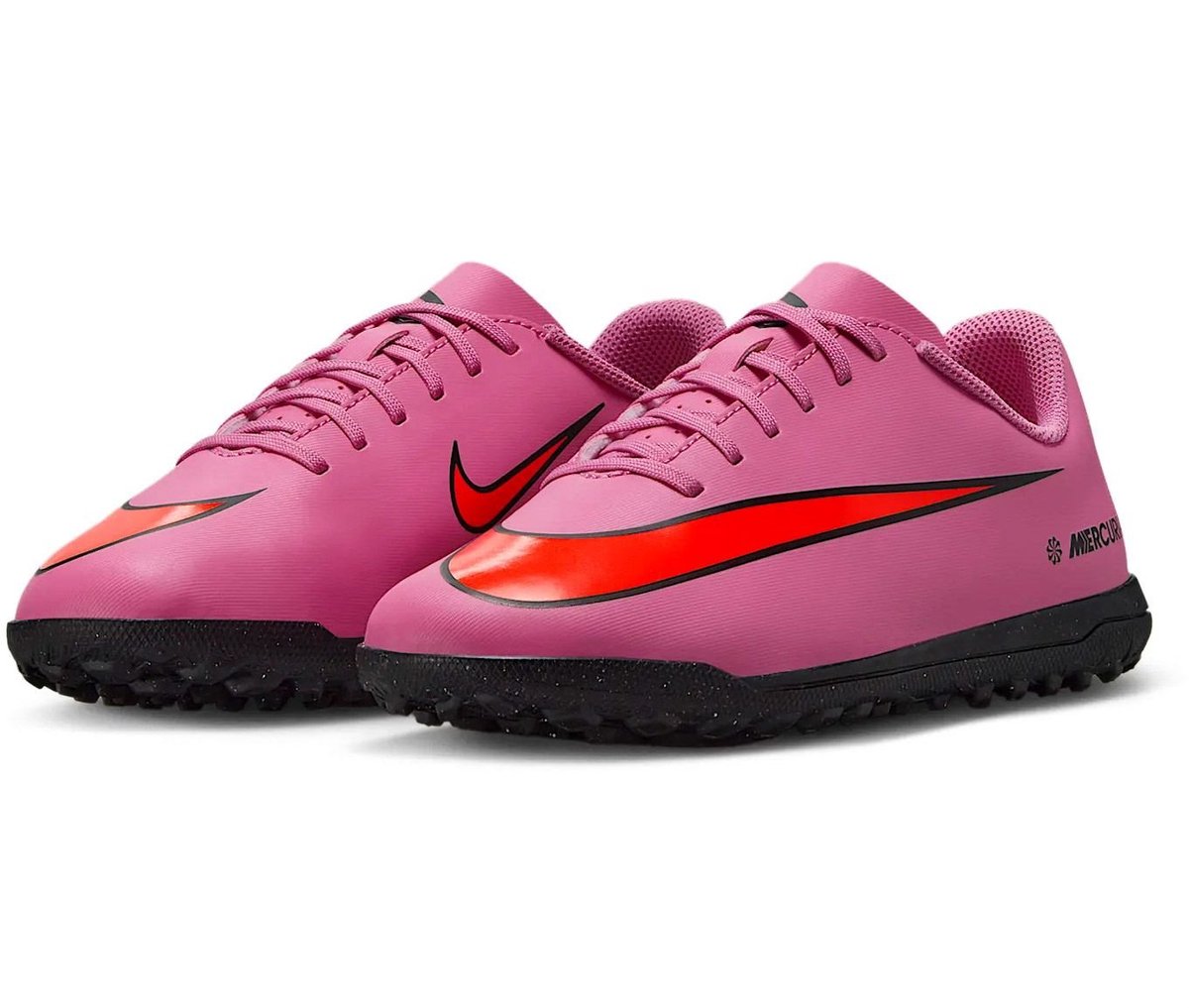Roze Nike Mercurial Vapor 16 Club TF voetbalschoenen voor junioren met zwarte rubberen zool en opvallende rode swoosh.