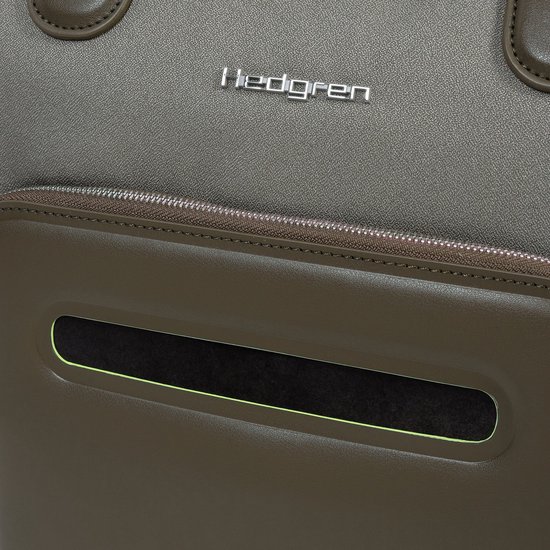 Close-up van het Hedgren-logo op een bruin leren paneel van een grijze rugzak.