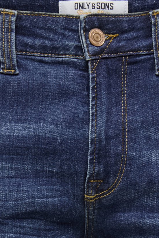 Detail van de voorkant van een donkerblauwe spijkerbroek met knoopsluiting en gele naden.