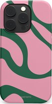 Roze telefoonhoesje met groen abstracte, golvende patronen. Casetastic logo onderaan.