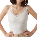 Witte kanten camisole met v-hals gedragen door een model.