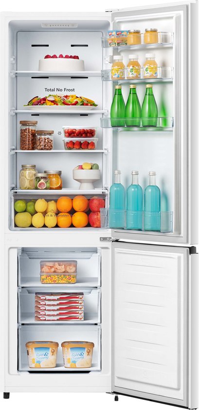 Witte Hisense koelkast met etenswaren: taart, groenten, fruit, drankjes en ijs. "Total No Frost" en "Fruit & Vegetables Box" labels zichtbaar.