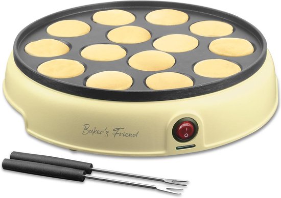 Crème-kleurige pannenkoekenmaker met 14 holtes, vol met beslag. Inclusief twee tangen.