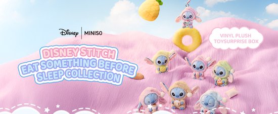 De 'Eat Something Before Sleep Collection' met Stitch pluche speelgoedjes, snacks en donuts op roze heuvels.