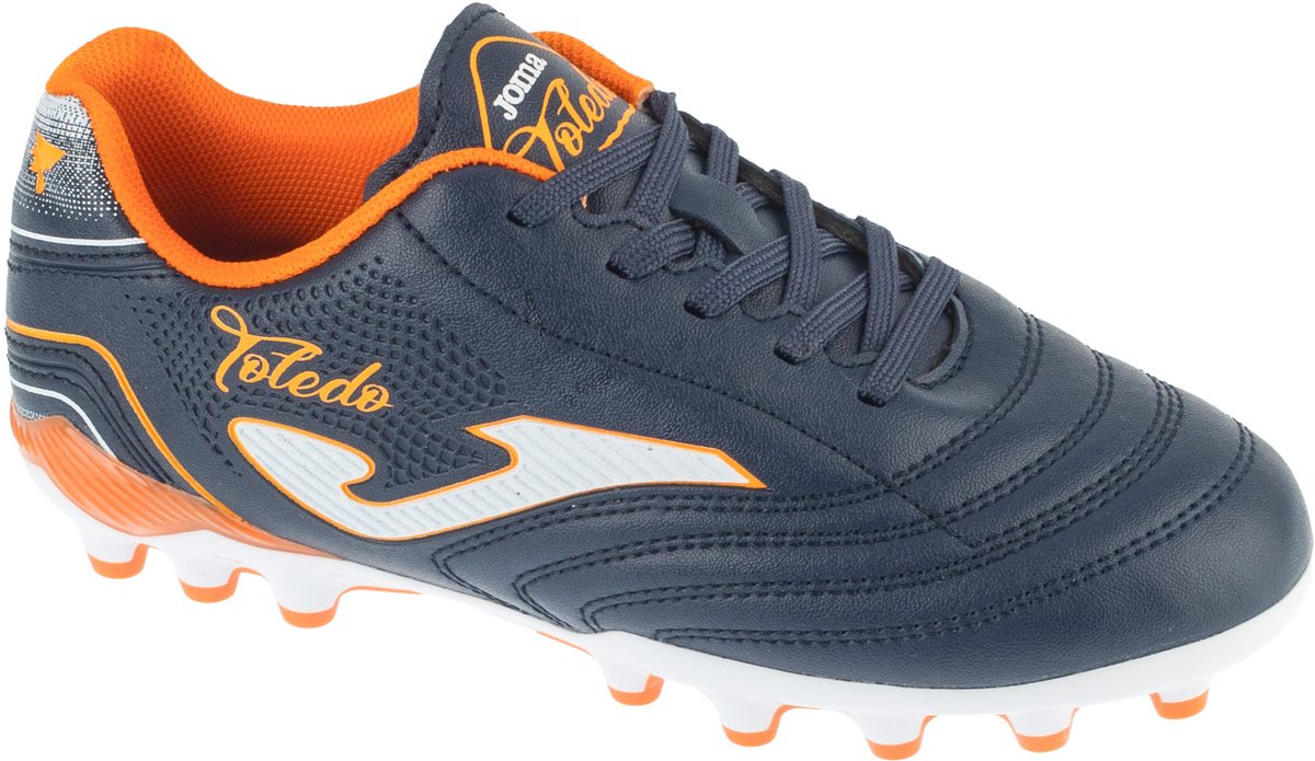 Marineblauwe Joma Toledo Jr 25 TOJW AG voetbalschoen voor jongens, maat 34, met oranje accenten en synthetisch leder.