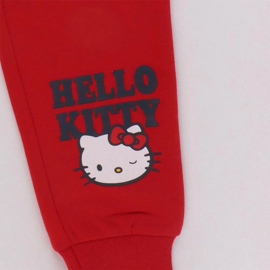 Rode joggingbroek met opdruk van Hello Kitty en de tekst 'HELLO KITTY' in het zwart.