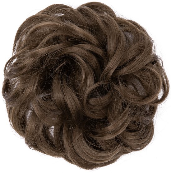 Bruine, krullende haar-scrunchie met een rommelig volume.