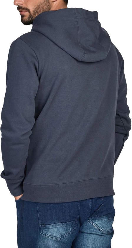 Man met donkergrijs regular fit sweater met capuchon, ritssluiting, witte veters en turquoise logo.