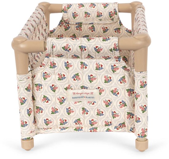 Chaise haute pour poupée en tissu beige à motif floral, avec un cadre en tubes marron.