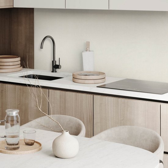 Moderne keuken met romige tegels op de achterwand, houten kasten, een zwarte kraan en marmeren aanrechtblad.