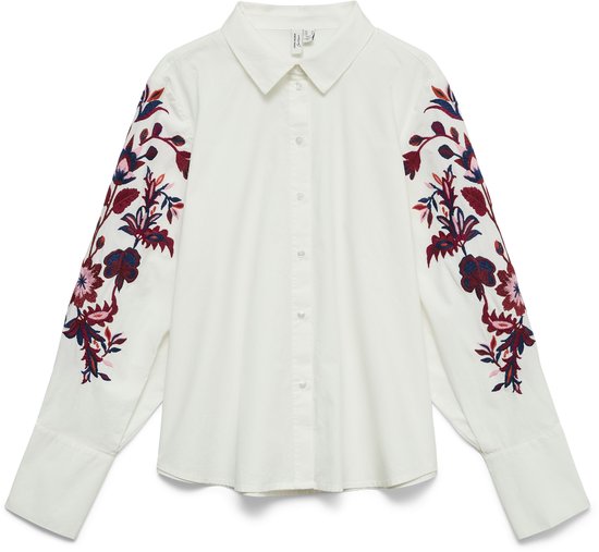 Chemise blanche avec broderie florale rouge et bleue sur les manches.