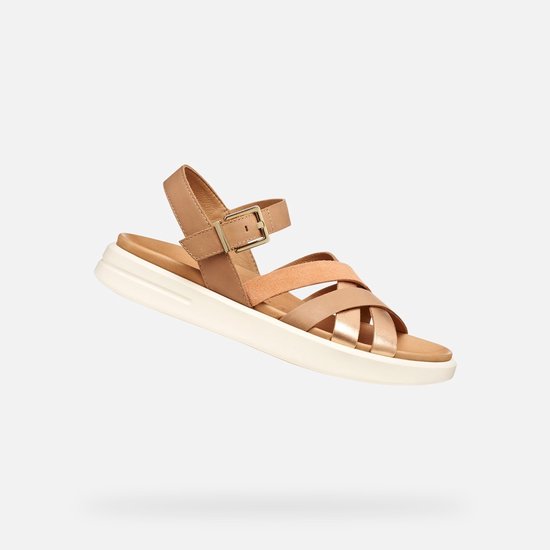 Sandales beiges et dorées rose avec bride à boucle sur une semelle compensée crème.