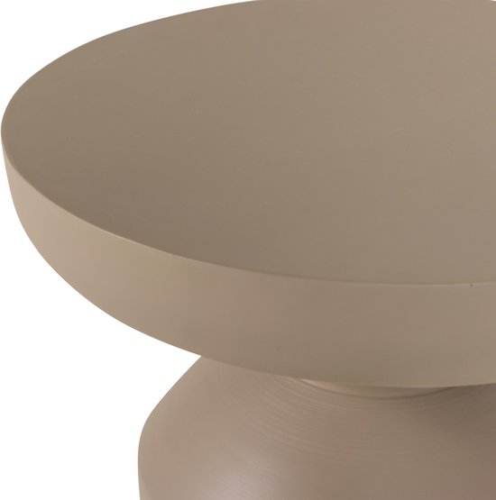 Ronde beige bijzettafel met een zandlopervormige voet.