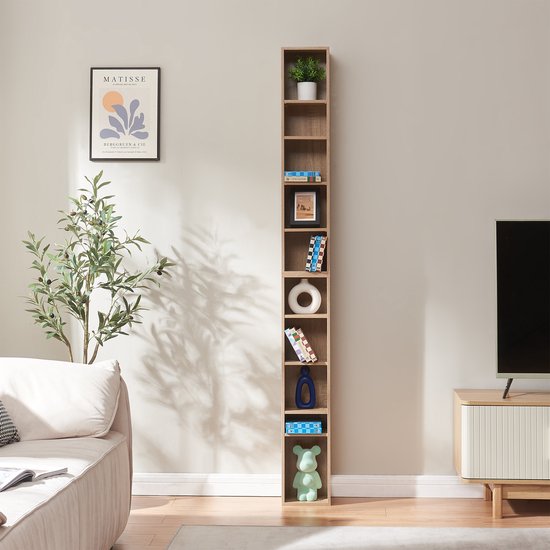 Smalle, hoge boekenkast in sonomeiken decor, gevuld met decoraties en boeken, naast een bank en tv-meubel.