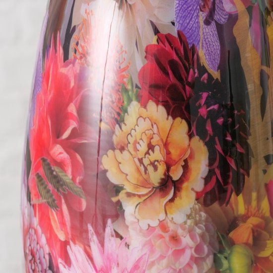Close-up van een vaas met een dicht bloemenpatroon, met rode dahlia's, gele pioenrozen en roze margrieten.