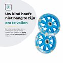 Twee blauwe kinderfietswieltjes met transparante velgen en LED-verlichting.