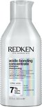 Bouteille de shampooing Redken Acidic Bonding Concentrate de 300 ml avec un corps blanc et des accents argentés et violets.