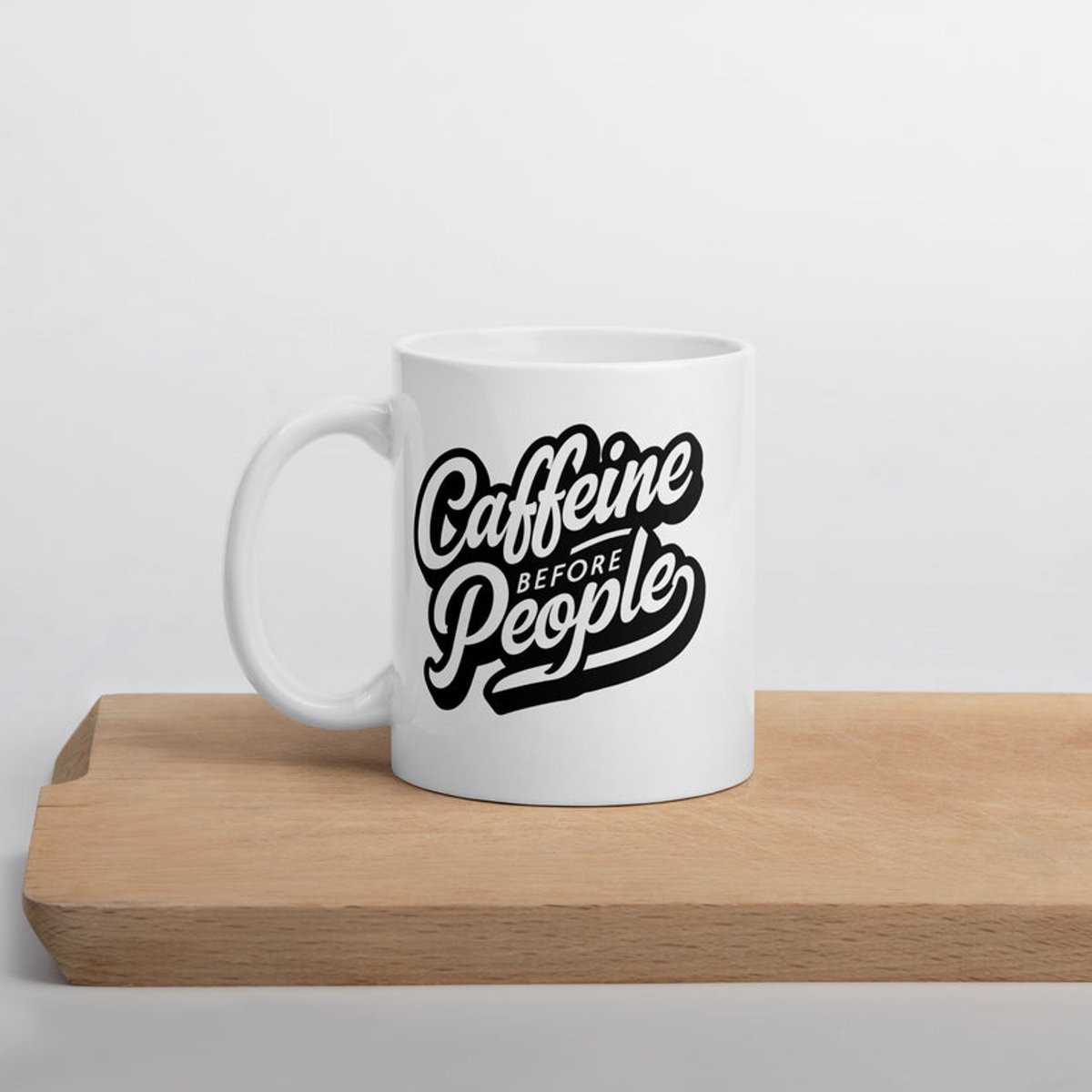 Mok "Caffeine Before People" - Witte keramische beker voor iedereen die een opkikkertje nodig heeft voor een sociaal moment